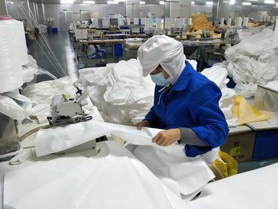 除夕放假初一開(kāi)工,武漢一企業(yè)無(wú)限期生產(chǎn)防護(hù)品