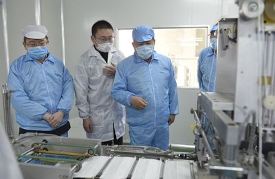 方偉調(diào)研醫(yī)護用品生產(chǎn)企業(yè),強調(diào)要全力支援疫情防控物資供應(yīng)